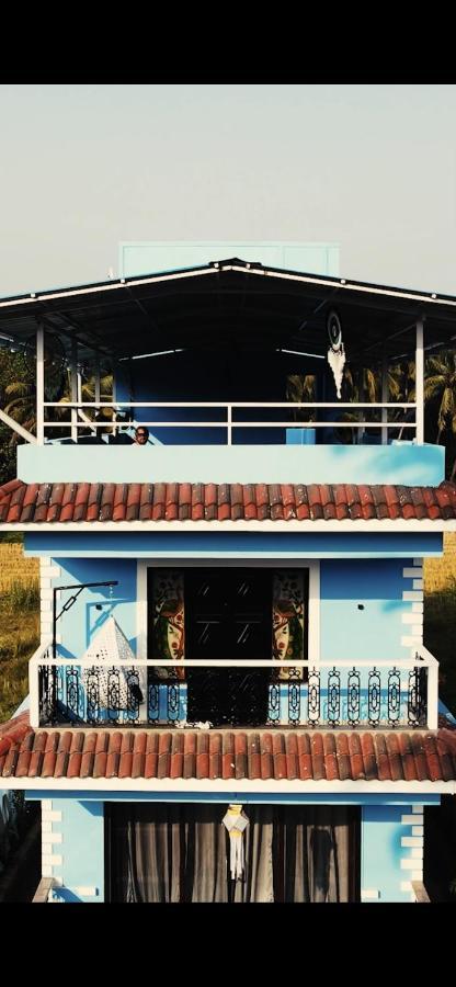 Hostel Dibs On Blue Morjim Exterior foto